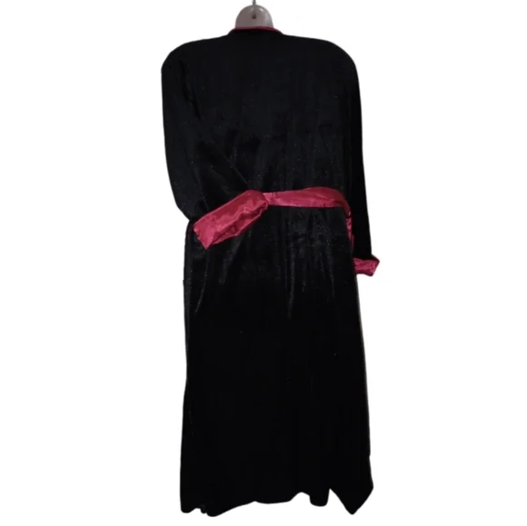 Black and red velvet robe - Picture 6 of 8